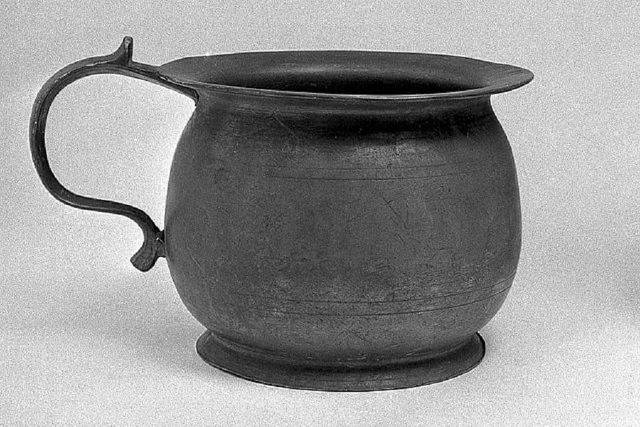 Pewter-chamber-pot