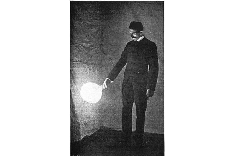 Nikola-Tesla-holding-bulb