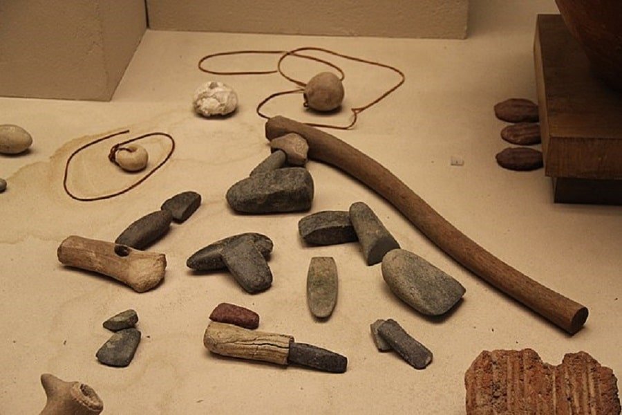 Neolithic-stone-tools-and-weapons