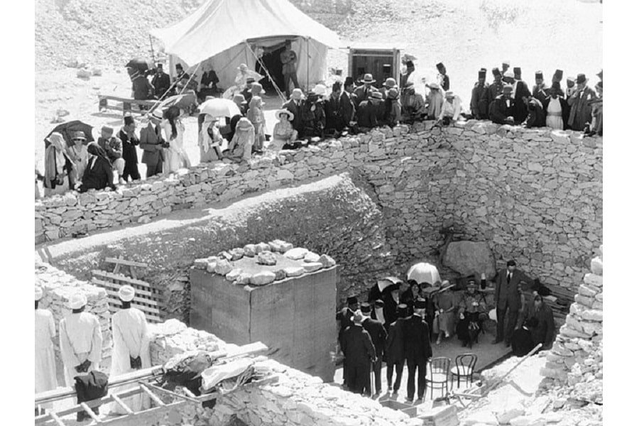 Tourists outside Tutankhamun's tomb