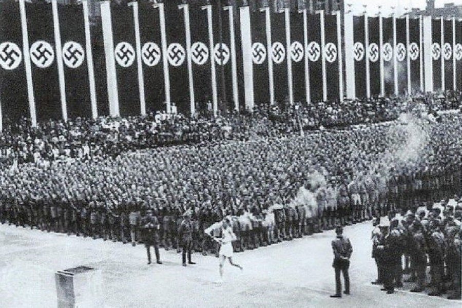 arrival-of-the-olympic-torch-in-Berlin-1936