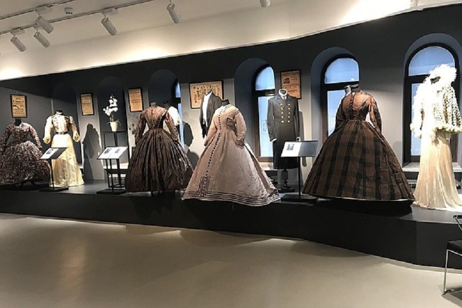 victorian-era-dresses