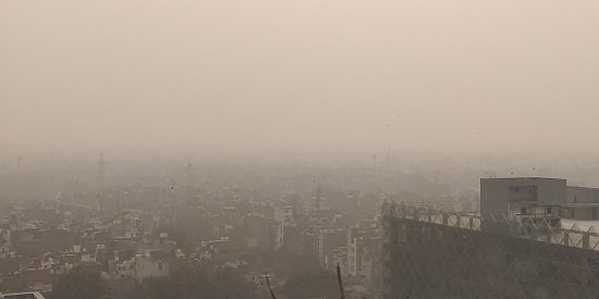 A picture of an extremely smoggy skyline over Delhi.
