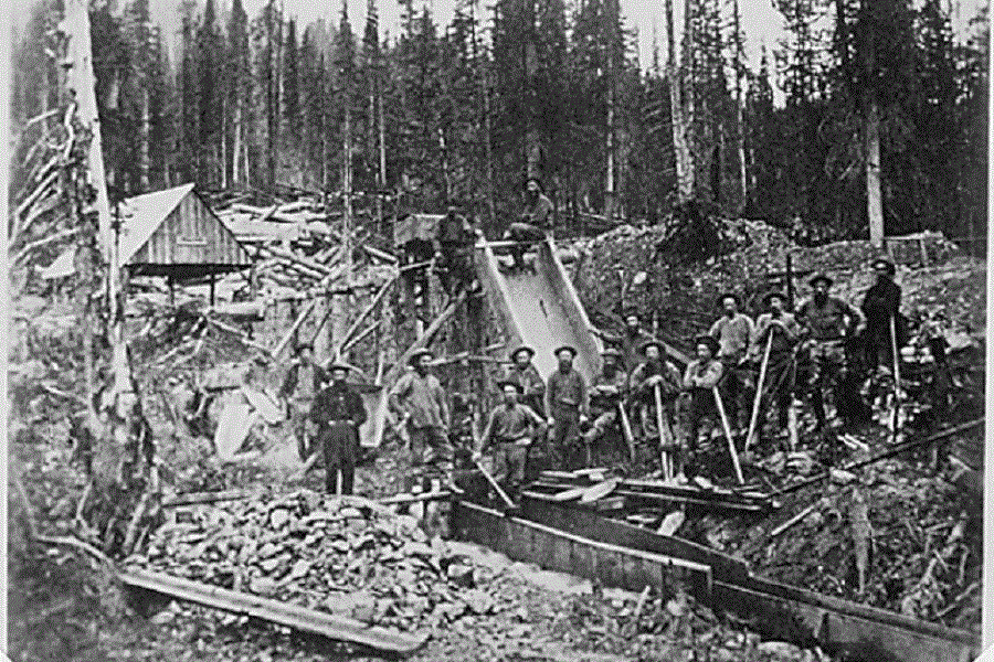 miners-during-the-gold-rush-in-Alaska-around-1900