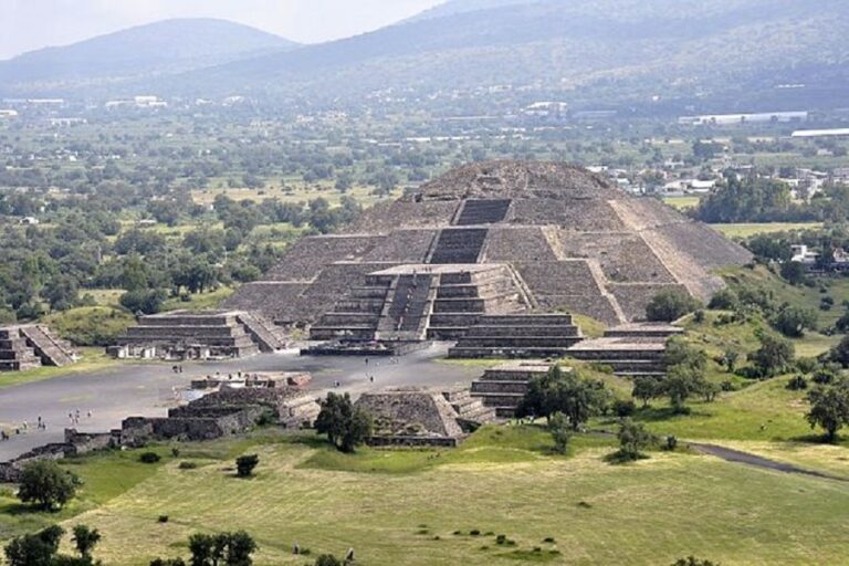 Pyramids in America: North, Central, and South American Monuments ...