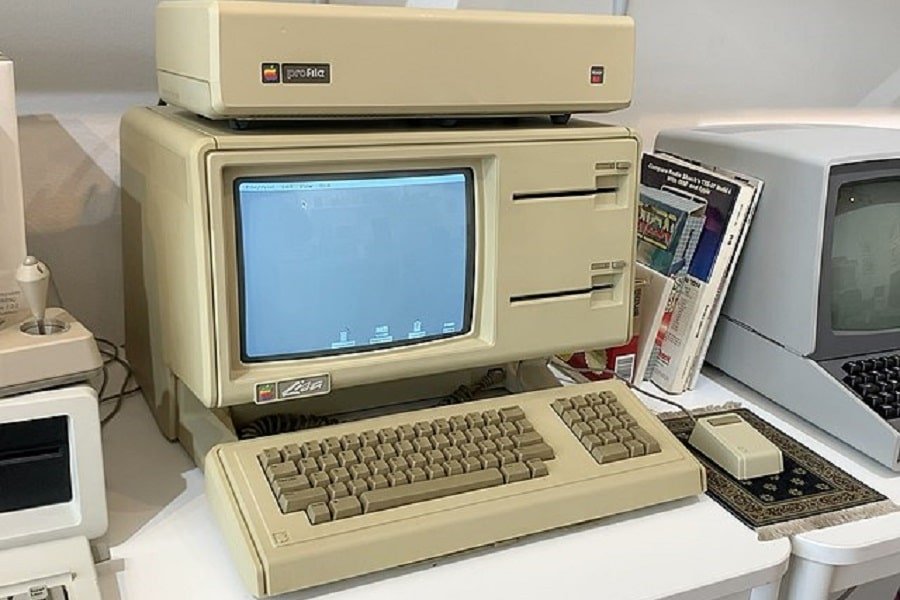 first apple computer in the world